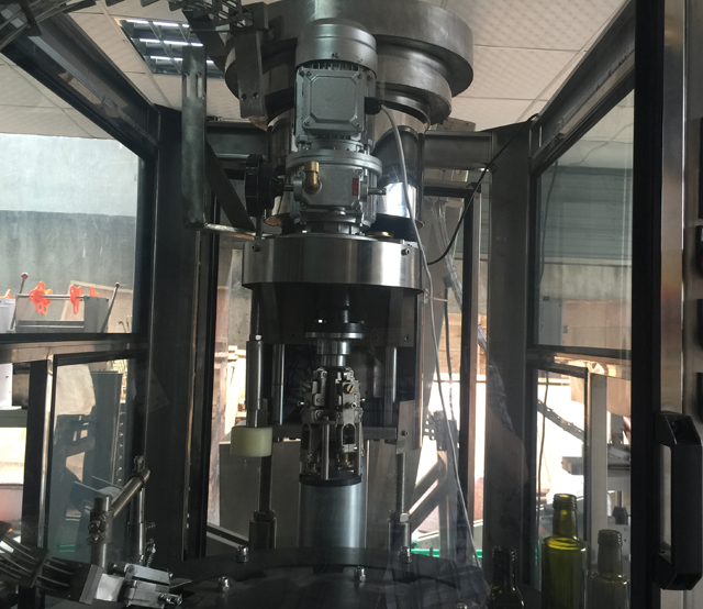 notranjost ropp cappping machinery.jpg