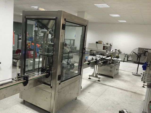 etiketirni stroj capping line.jpg