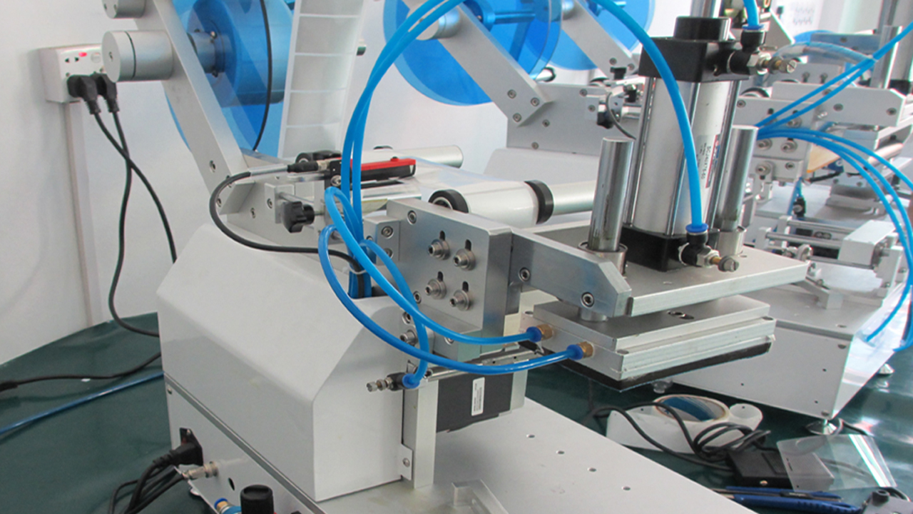 Polsamodejni stroj za etiketiranje plastičnih vrečk za ravne površine