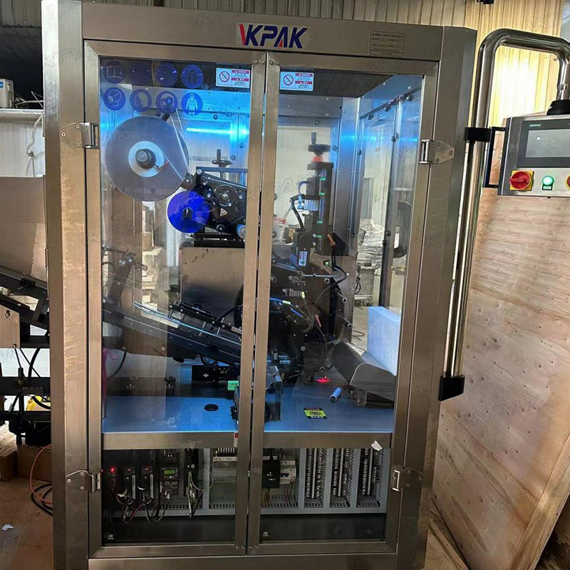 Avtomatski stroj za etiketiranje mehkih plastičnih cevi s sistemom za dovajanje cevi