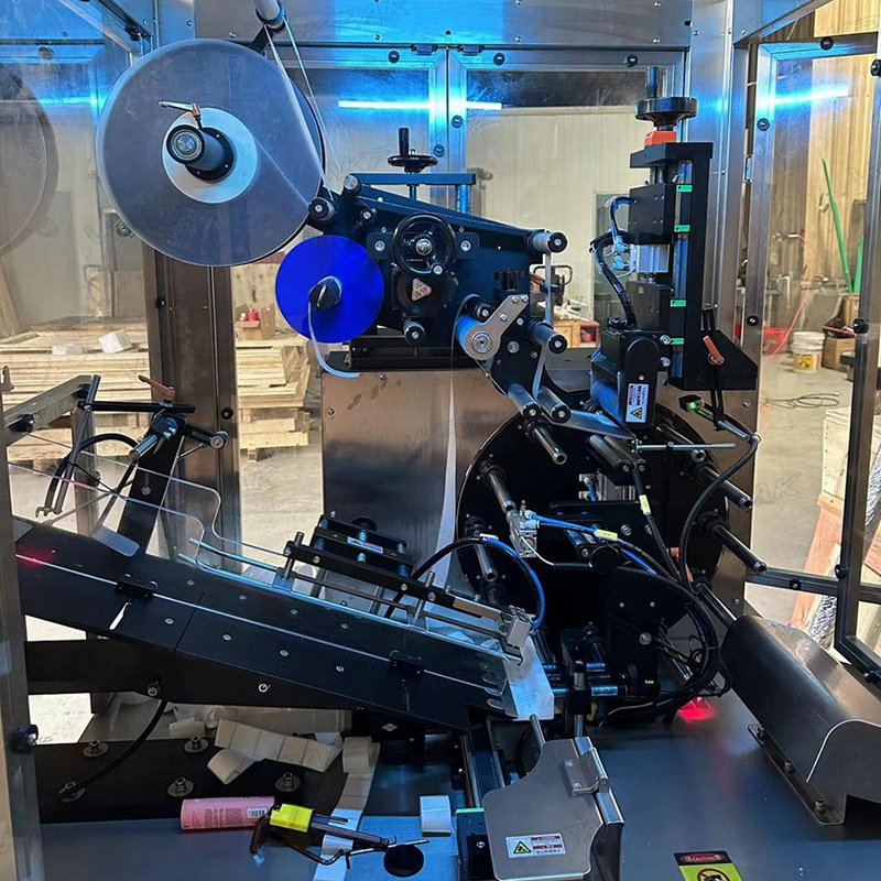 Avtomatski stroj za etiketiranje mehkih plastičnih cevi s sistemom za dovajanje cevi