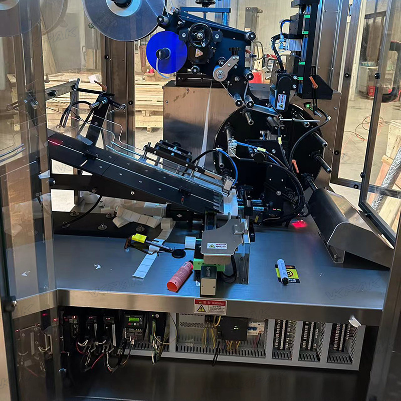 Avtomatski stroj za etiketiranje mehkih plastičnih cevi s sistemom za dovajanje cevi