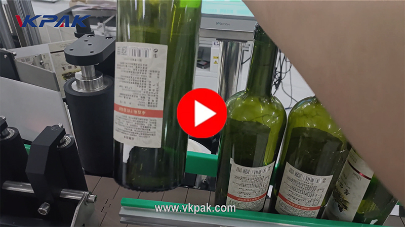 Stroj za etiketiranje vinskih steklenic