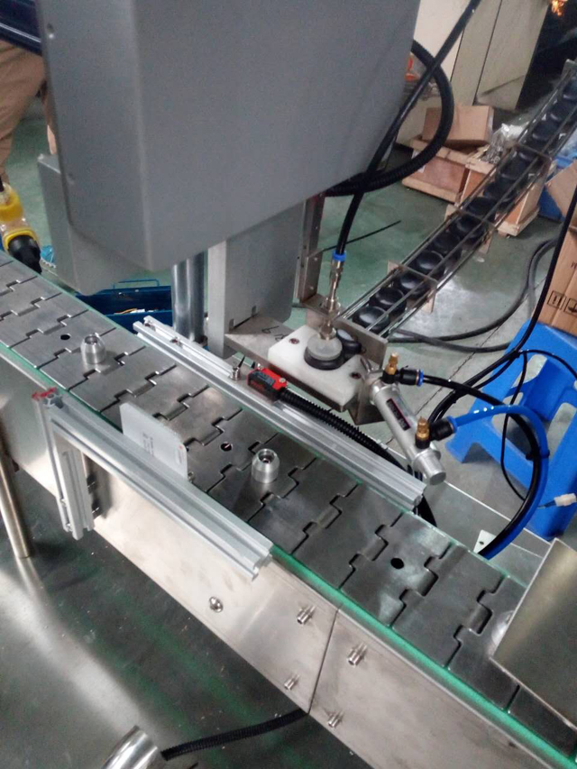 caps robot, ki hrani slike.jpg