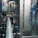 Avtomatsko polnjenje steklenic, zapiranje, etiketiranje, kartoniranje, previjalni stroj