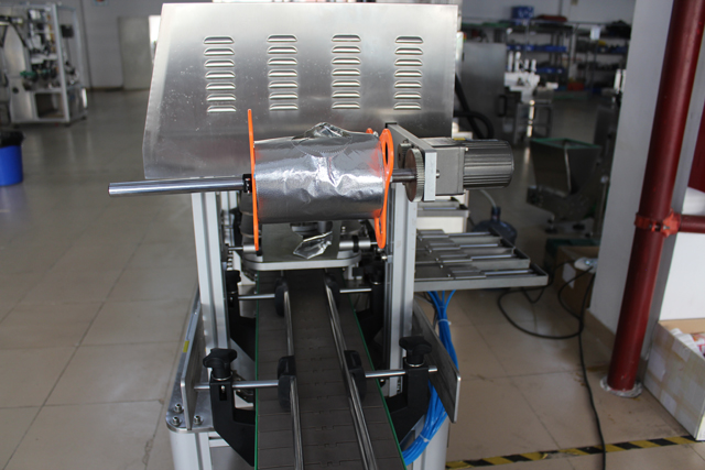 Stroj za zapiranje steklenih kozarcev (1).JPG