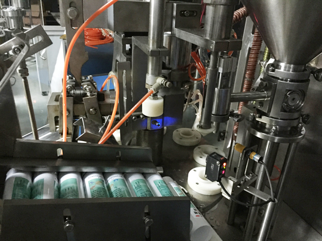 tubes holding feeding system sistem avtomatskega dovajanja cevi za polnjenje sealing.jpg