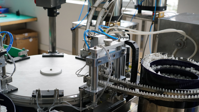 ROTACIJSKO polnjenje e tekočine v plastične steklenice.jpg