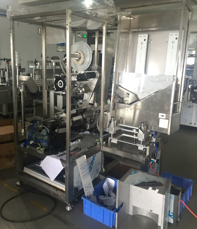 stroji v tovarni cevi labelling.jpg