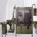 Avtomatski stroj za vakuumsko zapiranje steklenih kozarcev z detektorjem kovin