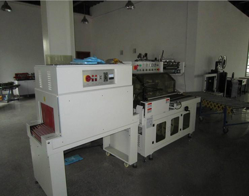 L type sealing shrinkage packing machine L stroj za zavijanje zaradi krčenja.jpg