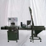 Avtomatski linearni vakuumski zapiralni stroj za steklene kozarce v živilski industriji