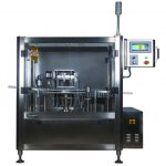 Avtomatski stroj za zapiranje zamaškov za polnjenje in zamašitev s predhodno sterilizirano injektorsko brizgo