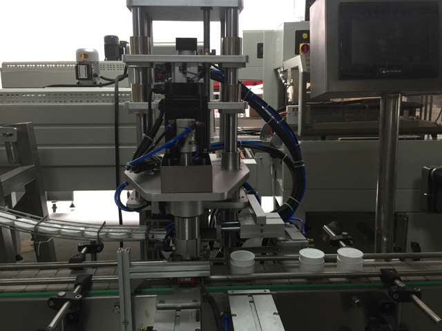 stroj za zapiranje kozarcev.jpg