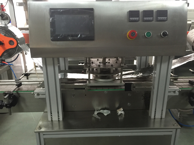 stroj za zapiranje kozarcev.jpg