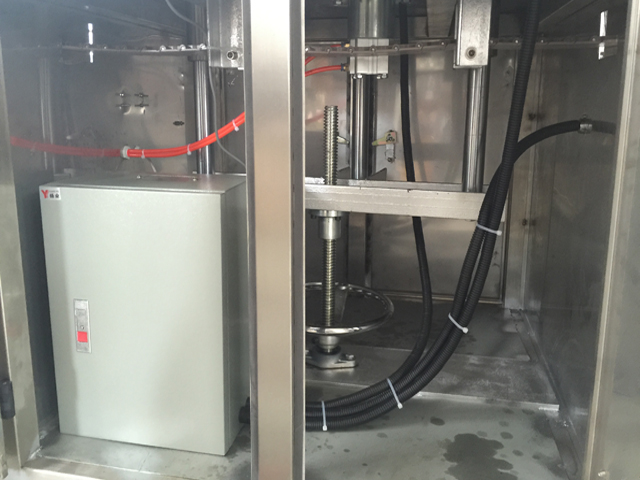 notranji stroj za zapiranje pločevink.jpg