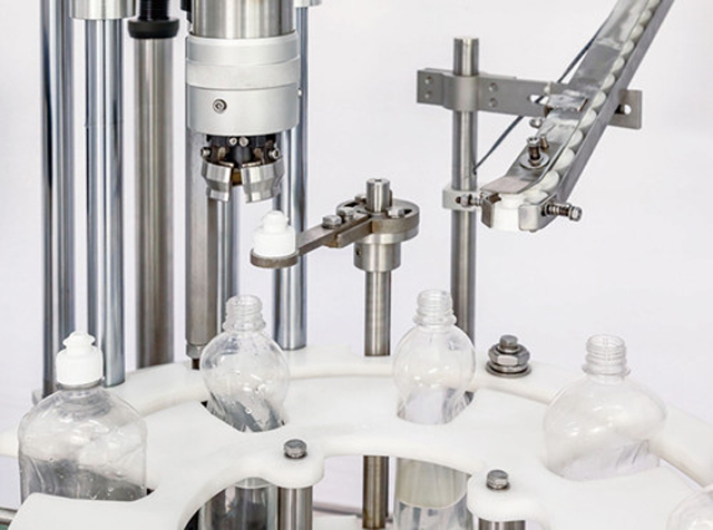 capping head close shot podrobnosti stroja za enojno zapiranje.jpg