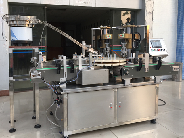 capping machine with 2 capping heads pol avtomatska oprema za zapiranje z vijaki.jpg