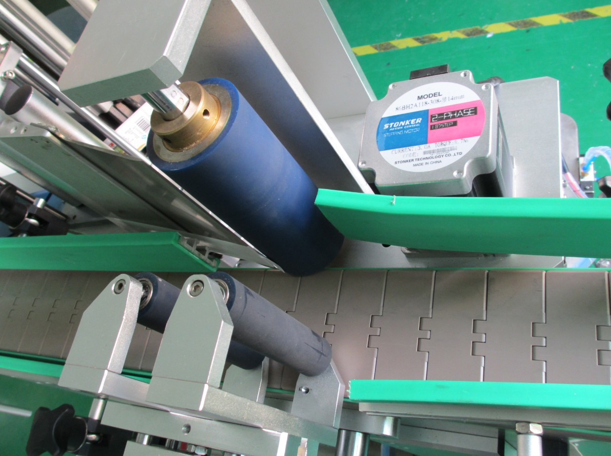 PLC controlling system bottle labeling machine OPREMA ZA ETIKETIRANJE STEKLENIC PLC2.jpg