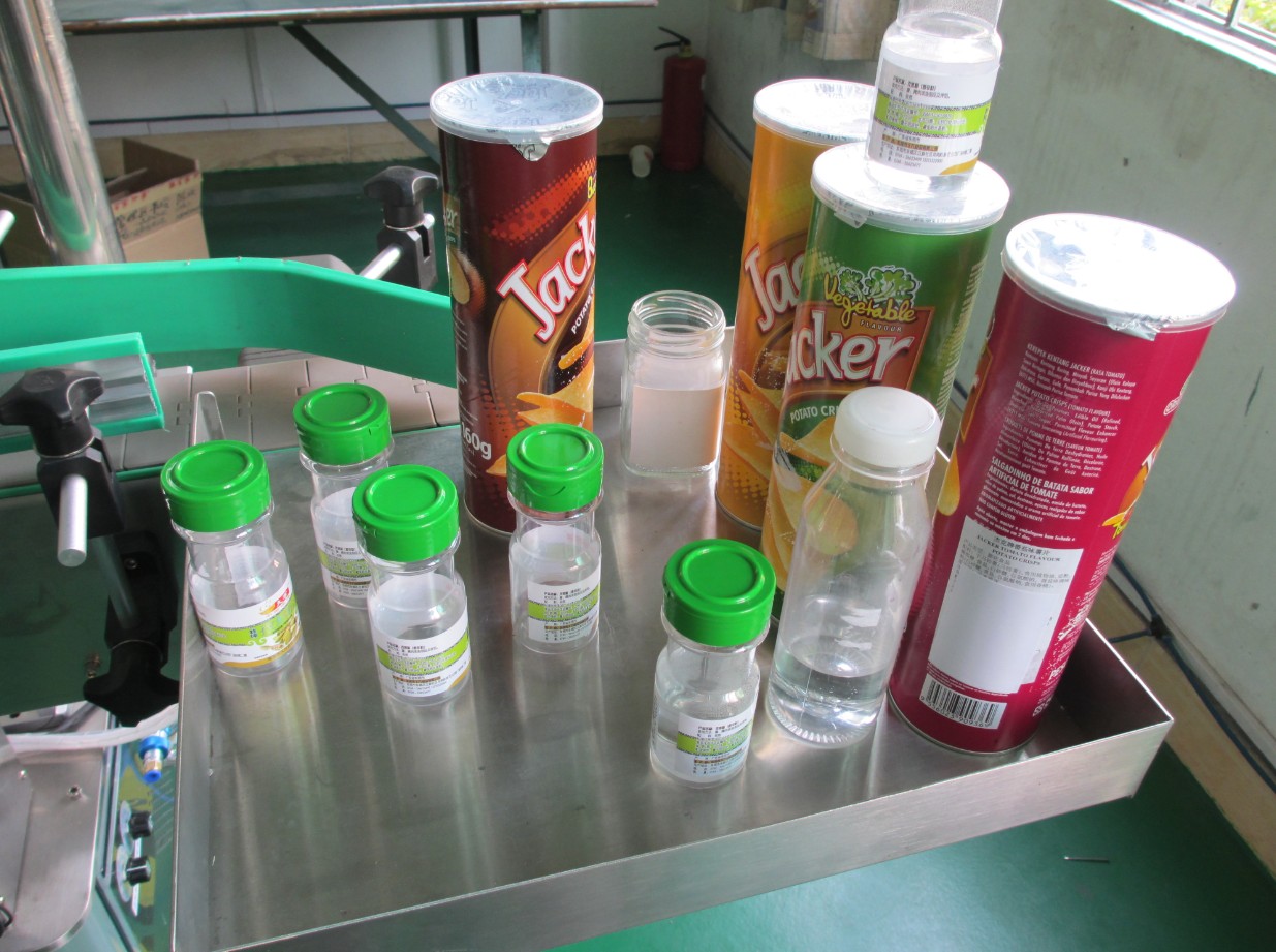 automatic vertical round bottle labeling equipment OKROGLI ETIKETNIK ZA PLOČEVINKE ETIKETTIERMASCHINE.jpg