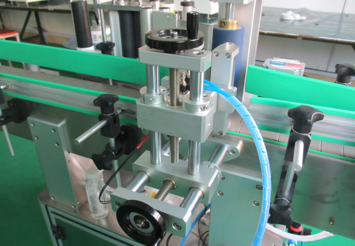 labeling machine with positioning system OPREMA ZA ETIKETIRANJE BOTTLES PLC.jpg