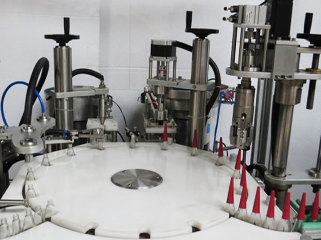 polnjenje laka za nohte rotary capping.jpg