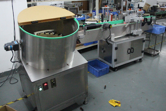 stekleničke unscrambler feeding (3).jpg