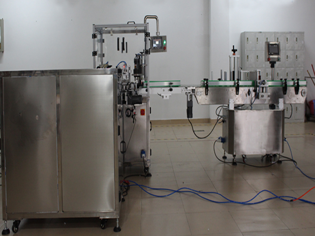 Aranžiranje steklenic za E tekočo linijo.jpg