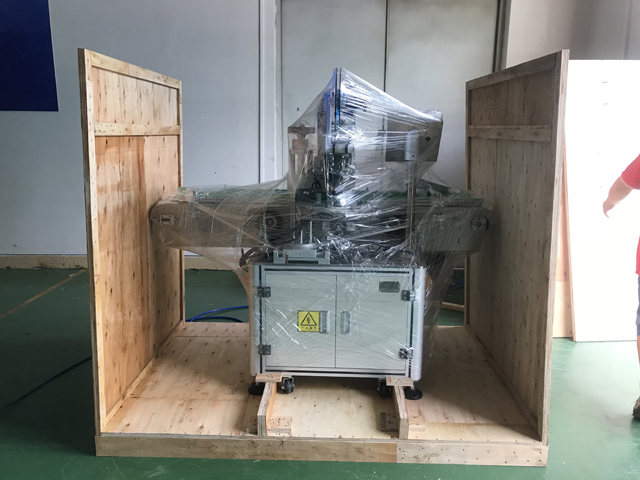 stroj za etiketiranje šminke.jpg