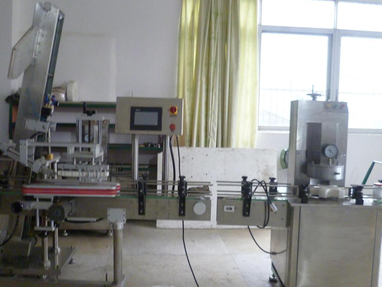 vacuum capping machine with cap placement vakuumski zamašek za steklen kozarec.JPG
