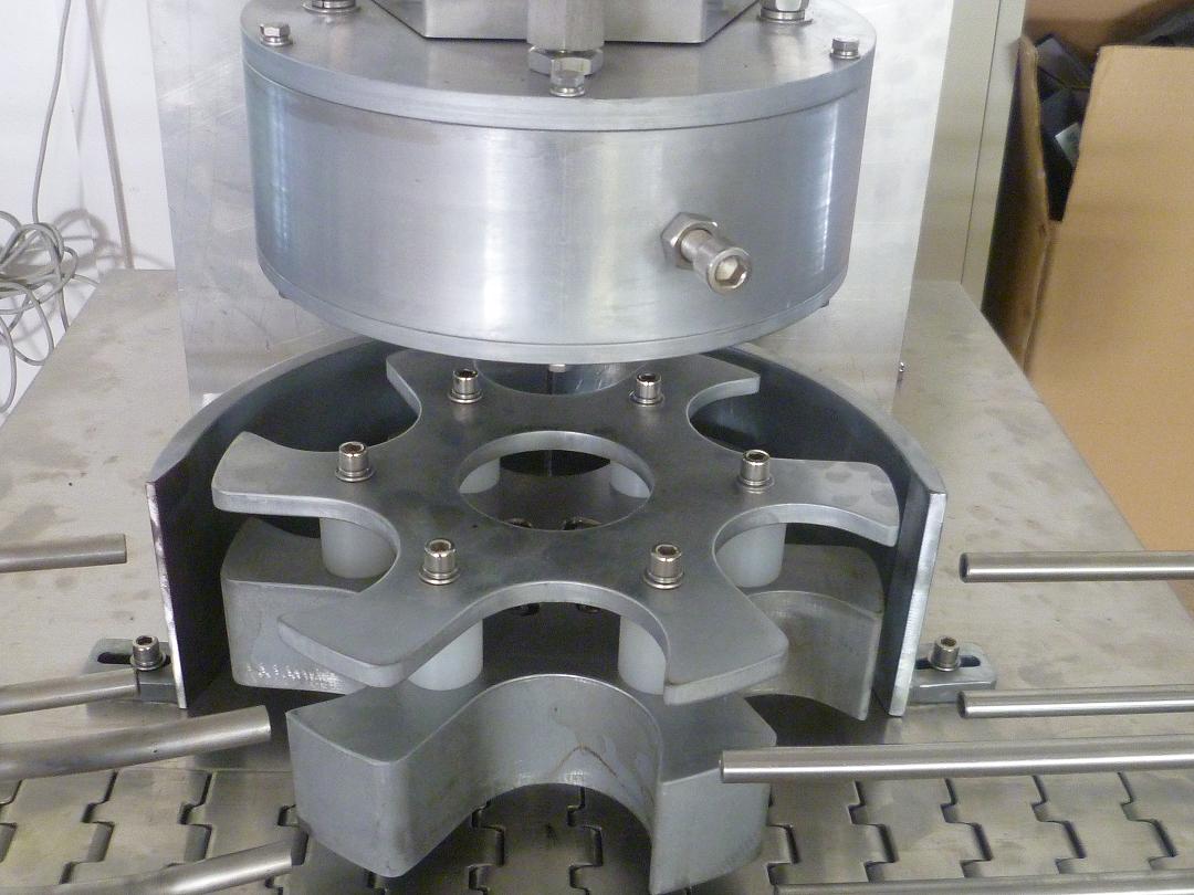 rotary vacuum capper machinery rotacijska glava stroja za vakuumsko zapiranje.JPG