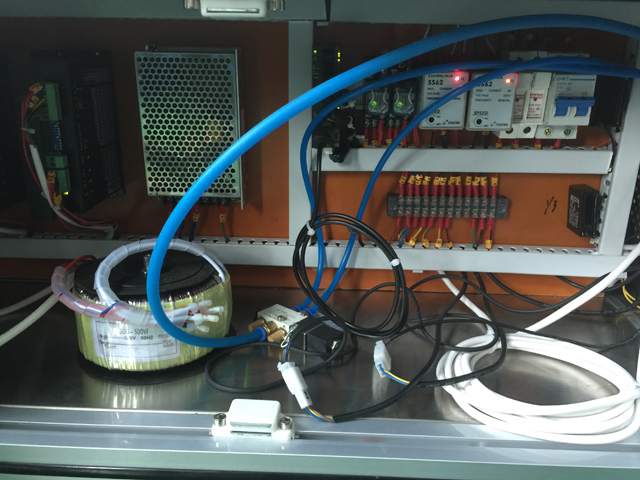 električna komponenta za etiketirne stroje.jpg