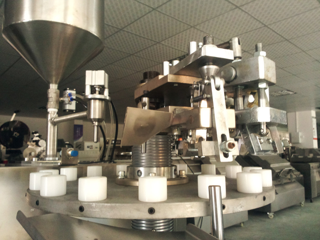 metal tubes filling folding machine tesnilni stroji za polnjenje cevi na zalogi.jpg