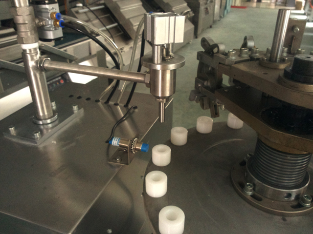 filling nozzles for aluminum tubes filling process tesnilno polnilo za kovinske cevi.jpg