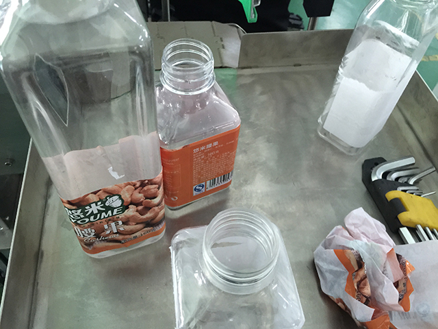 PLOŠČATE STEKLENICE etiketirni stroj zvitki etiket (2).jpg