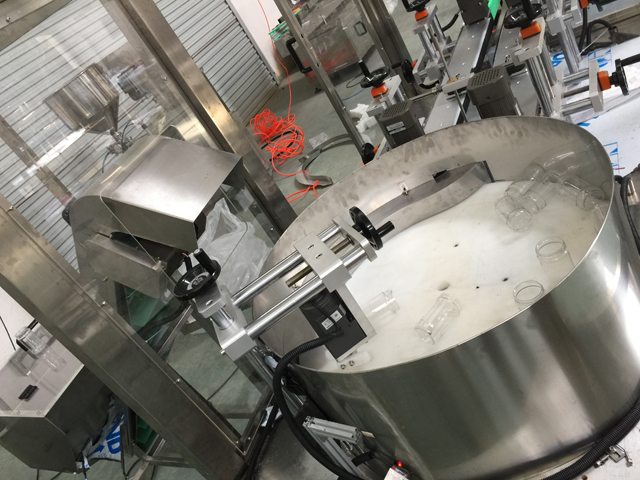 sistem za dvigovanje steklenic unscrambler.jpg