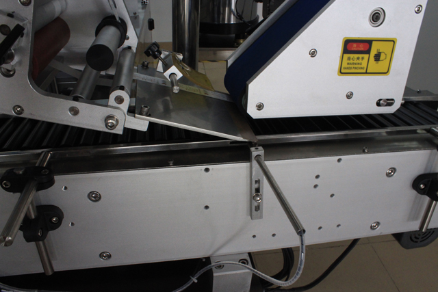 etiketirni stroj.JPG