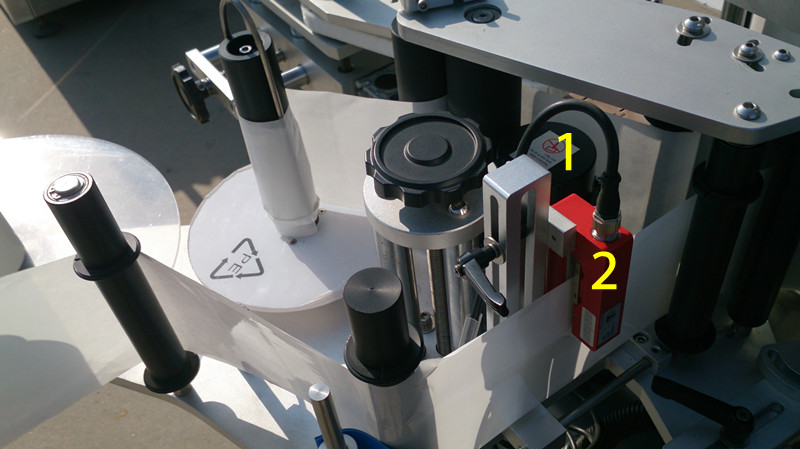 labeling machine for E liquid small bottles oznaka za E tekočino zapri slike.jpg