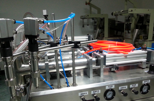 liquid filling machinery semi automatic vodoravno tekoče polnilo popolnoma pnevmatsko.jpg