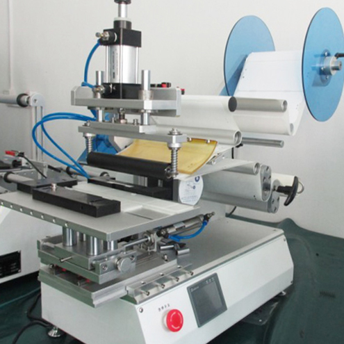 rolling labeling machine for plane surface objects polavtomatski stroji za etiketiranje.