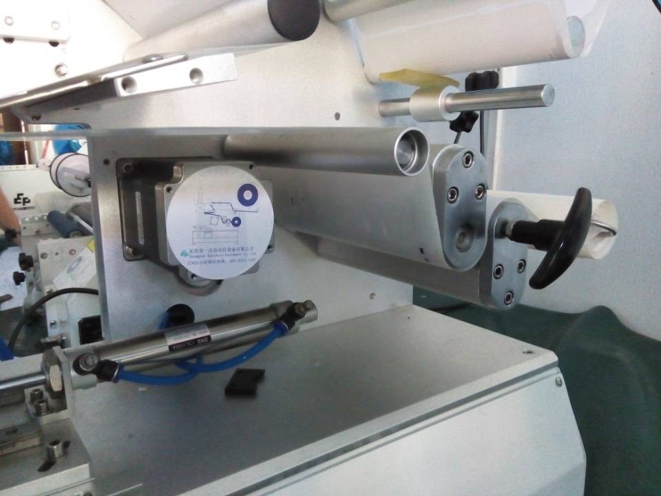 close shot for labeling machines polavtomatski stroji za etiketiranje.