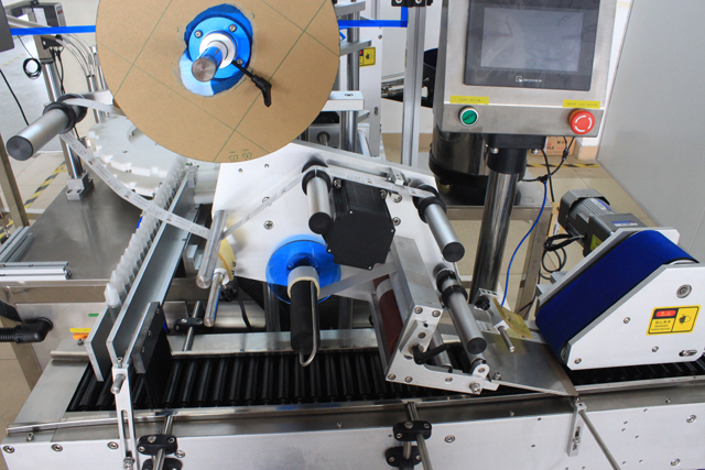 rolling bars from horizontal labeling machine sinhroni trak za kotaljenje steklenic.jpg