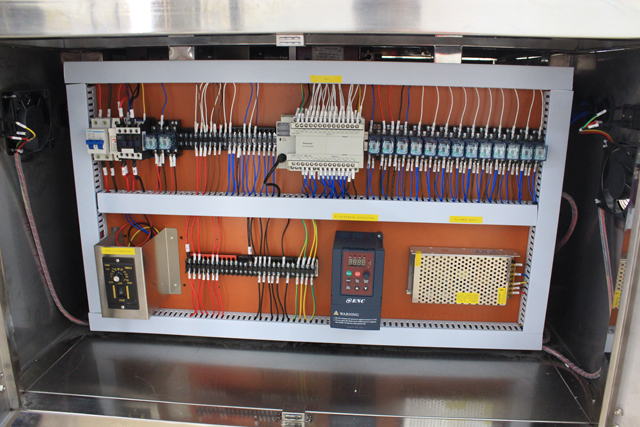 horizontal small bottles labeling machine picture vodoravni etiketirni stroj dejanska slika.jpg