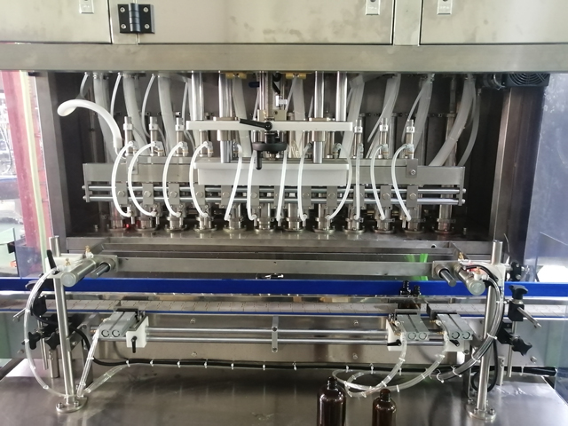 Polnilni stroj z 12 glavami z mešalnim grelcem (4).jpg