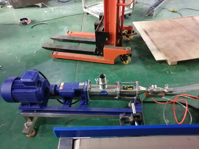 Polnilni stroj z 12 glavami z mešalnim grelcem (3).jpg