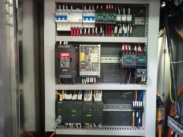 Polnilni stroj z 12 glavami z mešalnim grelcem (2).jpg