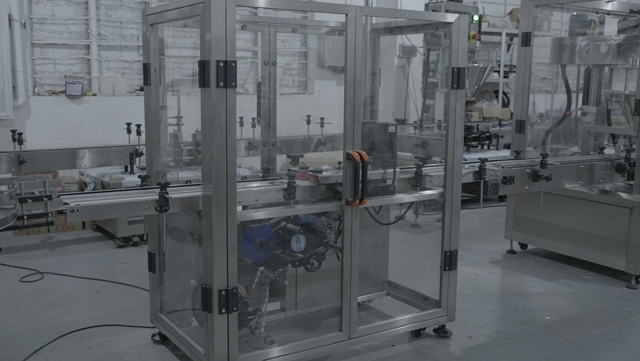 stroj za etiketiranje spodnjih kozarcev.jpg