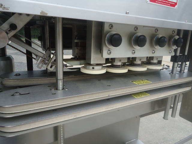 high speed linear screw capping machines visokohitrostni vijačni zamašek.jpg