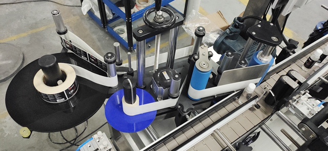 stroj za etiketiranje nalepk.JPG