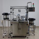 Monoblok stroj za polnjenje in zapiranje cevi z majhnimi kapljičnimi steklenicami